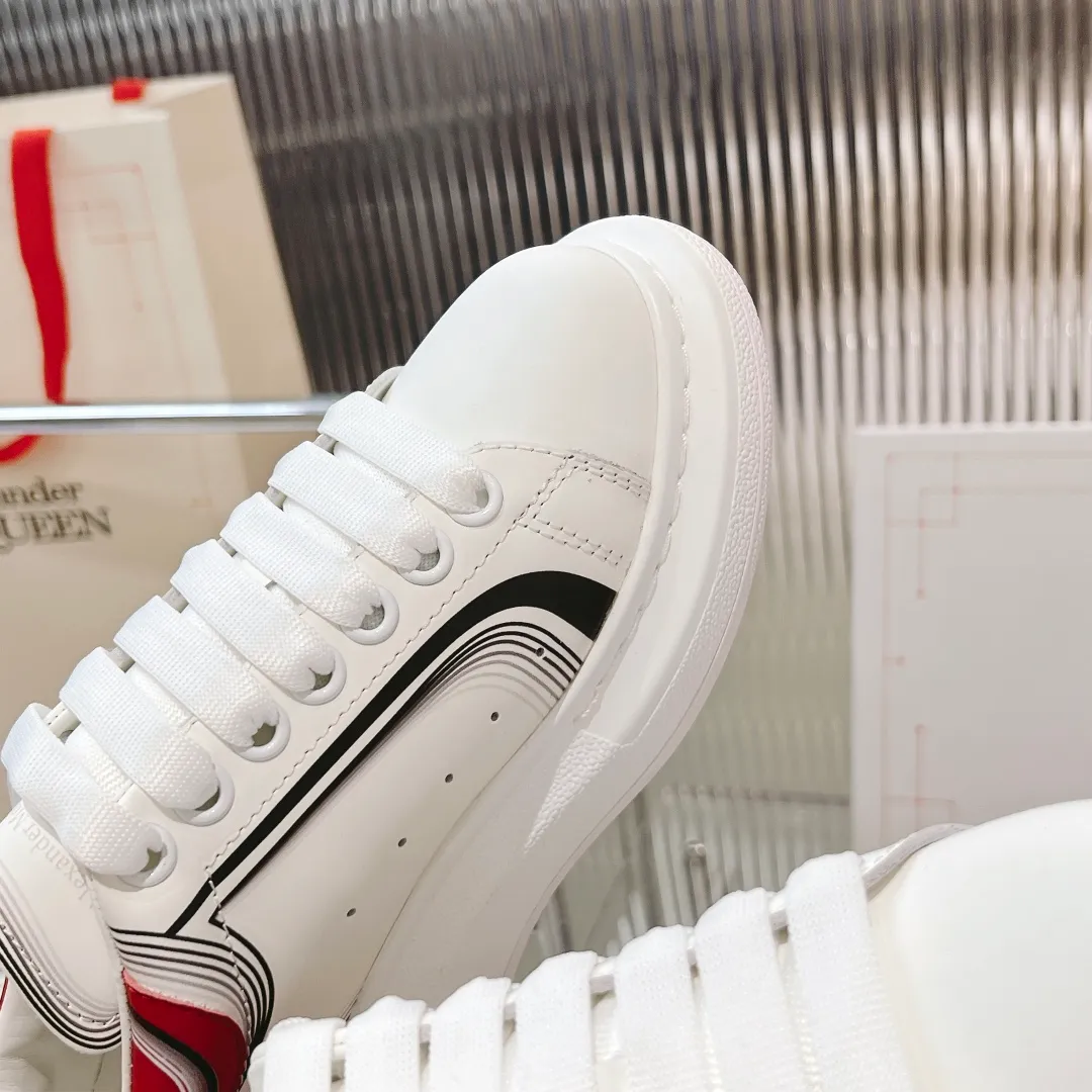 👟👟Ex-factory price 440👟👟 Men's size +10 (high version + 60 men's size plus 10) The latest addition to the counter is the top high-end version of Alexander McQueen·Alexander McQueen 2023 new wide sports shoes, white shoes and casual shoes👟New colors! The rear tail is really unique and pretty, I love it at first sight! 😍Top version! 👍🏻I won’t introduce too much about the style of this shoe. It will never go out of style year after year in spring, summer, autumn and winter. It is a super versatile style and has always been in hot demand. 🔸Upper: original custom-made latest silk cowhide 🔸Inner lining: cowhide foot pads + top-grade highly breathable mesh ��Outsole: the latest original open mold one-to-one precision mold PU vacuum outsole 🔸Female model 34-41 (customized at 34.40.41) 🔸Men's model 38-45 (customized at 38 45)